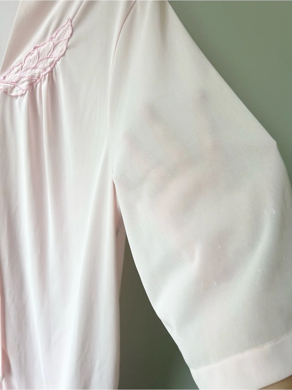 Vintage Vassarette women’s dressing robe with embroidered detail
